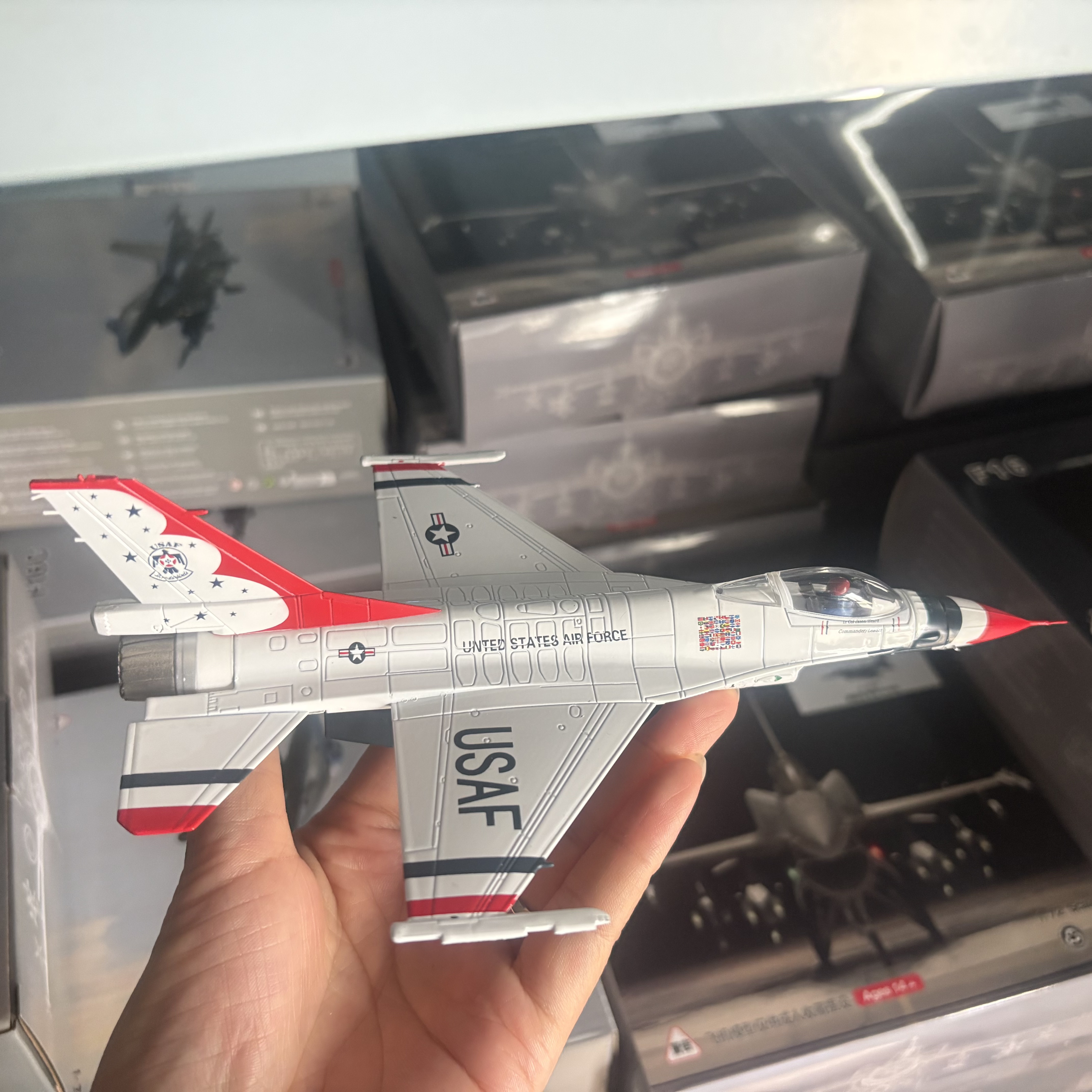 1/72 Scale U.S. Air Force F-16 - Model Kit Planes のレビューと価格